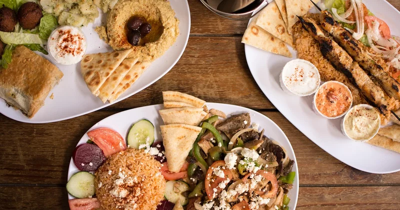 Plats de rue : le vrai visage du souvlaki et du gyros